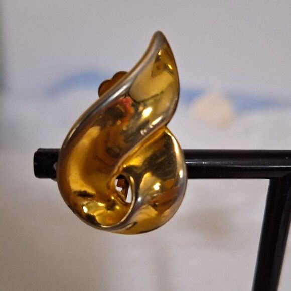 Women's Vintage Clip On Earrings Mid-Century Modern Gold Tone Wavy Swirl - Picture 3 of 9
